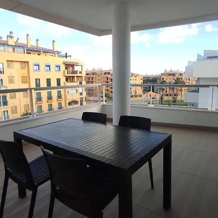 Deluxe 3 Bedroom By Aqua Apartments, דירה